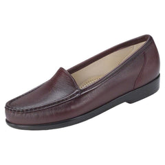 Women's Simplify Slip-On Loafer in Antique Wine Wide